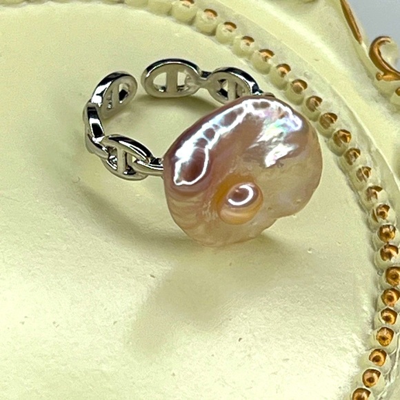 Stunning 🤩 handcrafted Unicorn 🦄 High Luster Freshwater 🌺 Petal Pearl Ring - Picture 4 of 6